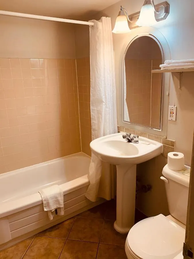 Red Carpet Inn & Suites YYC 2*,